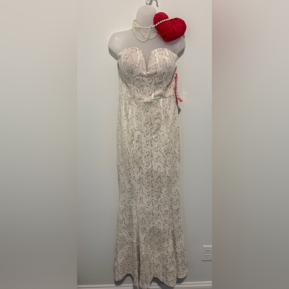❤️‍🔥NWT Bailey Blue Cream Sweetheart Gown